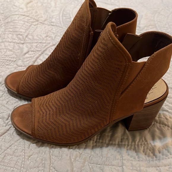 Ankle booties size 8 - Picture 3 of 3